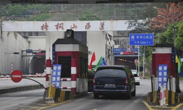线上股票配资网站 在巴拿马港口翻车后，李嘉诚又被扒出梧桐山隧道往事，这次更恶劣